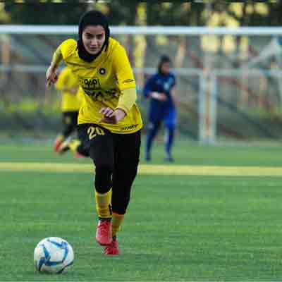 IRANIAN WOMAN PLAYING FOOTBALL
